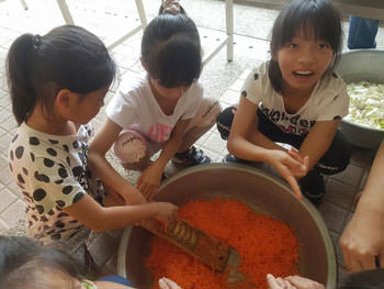 學生削紅蘿蔔